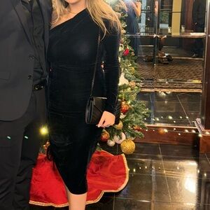 Black One-Shoulder Velvet Midi Dress